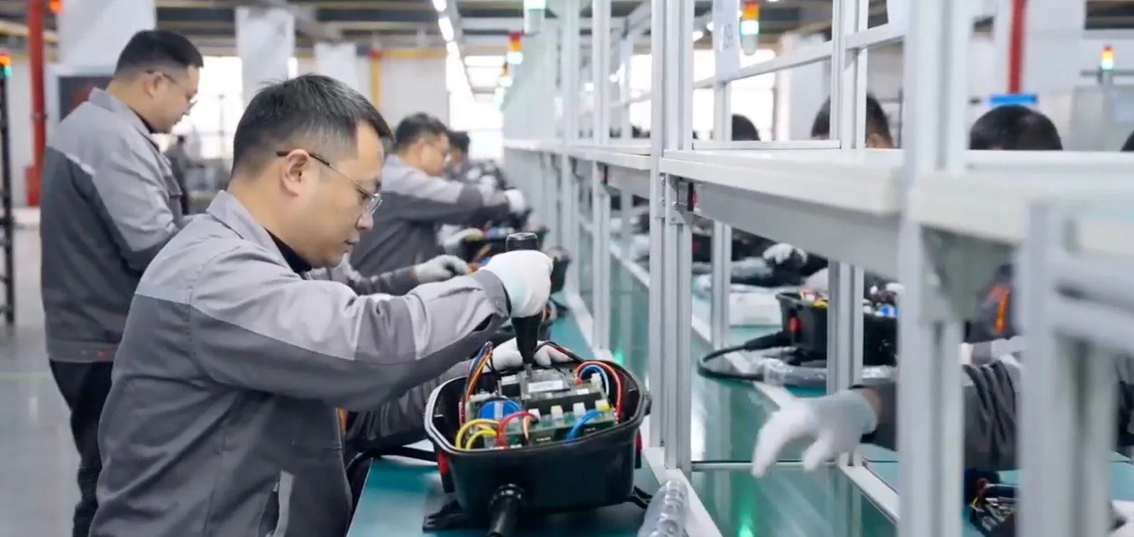 eectec 工厂充电桩组装线，技术人员在装配整机